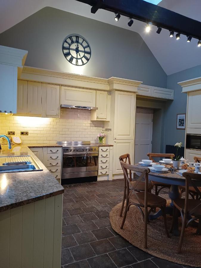 The West Wing At Eriviat Hall Hot Tub Henllan  Extérieur photo