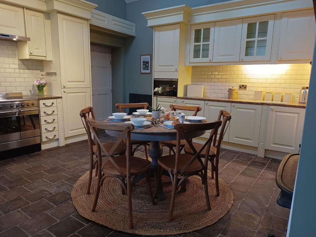 The West Wing At Eriviat Hall Hot Tub Henllan  Extérieur photo