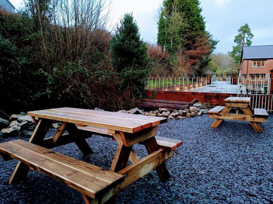 The West Wing At Eriviat Hall Hot Tub Henllan  Extérieur photo
