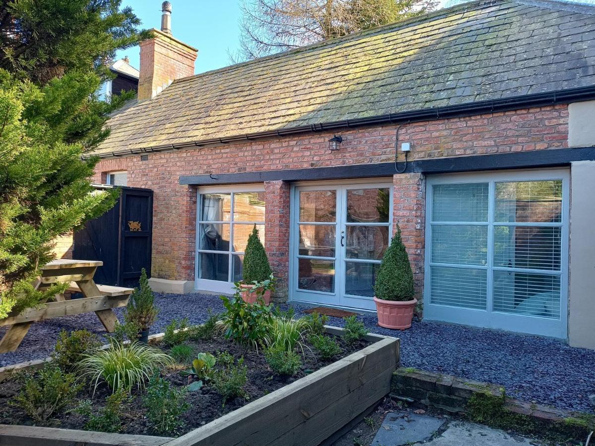 The West Wing At Eriviat Hall Hot Tub Henllan  Extérieur photo
