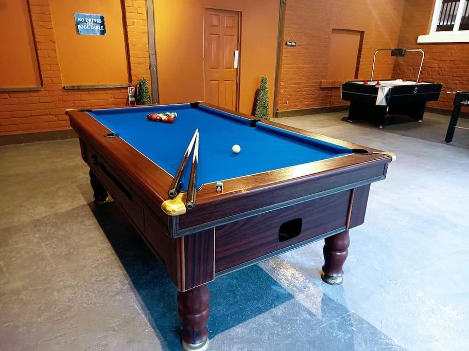 The West Wing At Eriviat Hall Hot Tub Henllan  Extérieur photo