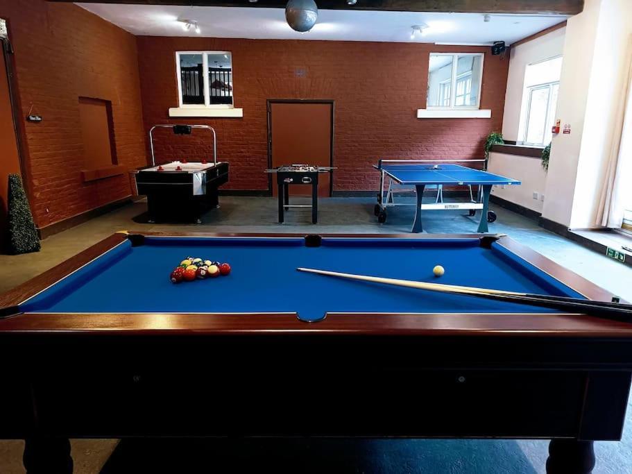 The West Wing At Eriviat Hall Hot Tub Henllan  Extérieur photo