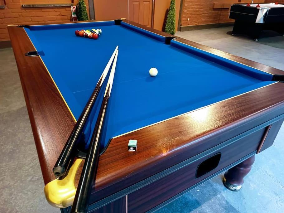 The West Wing At Eriviat Hall Hot Tub Henllan  Extérieur photo