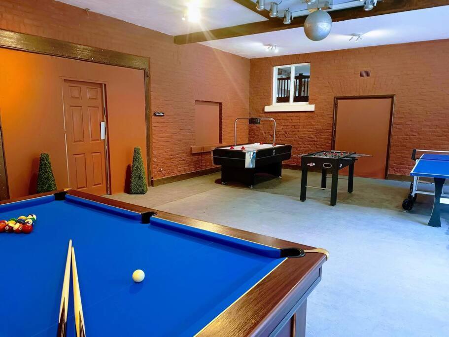The West Wing At Eriviat Hall Hot Tub Henllan  Extérieur photo